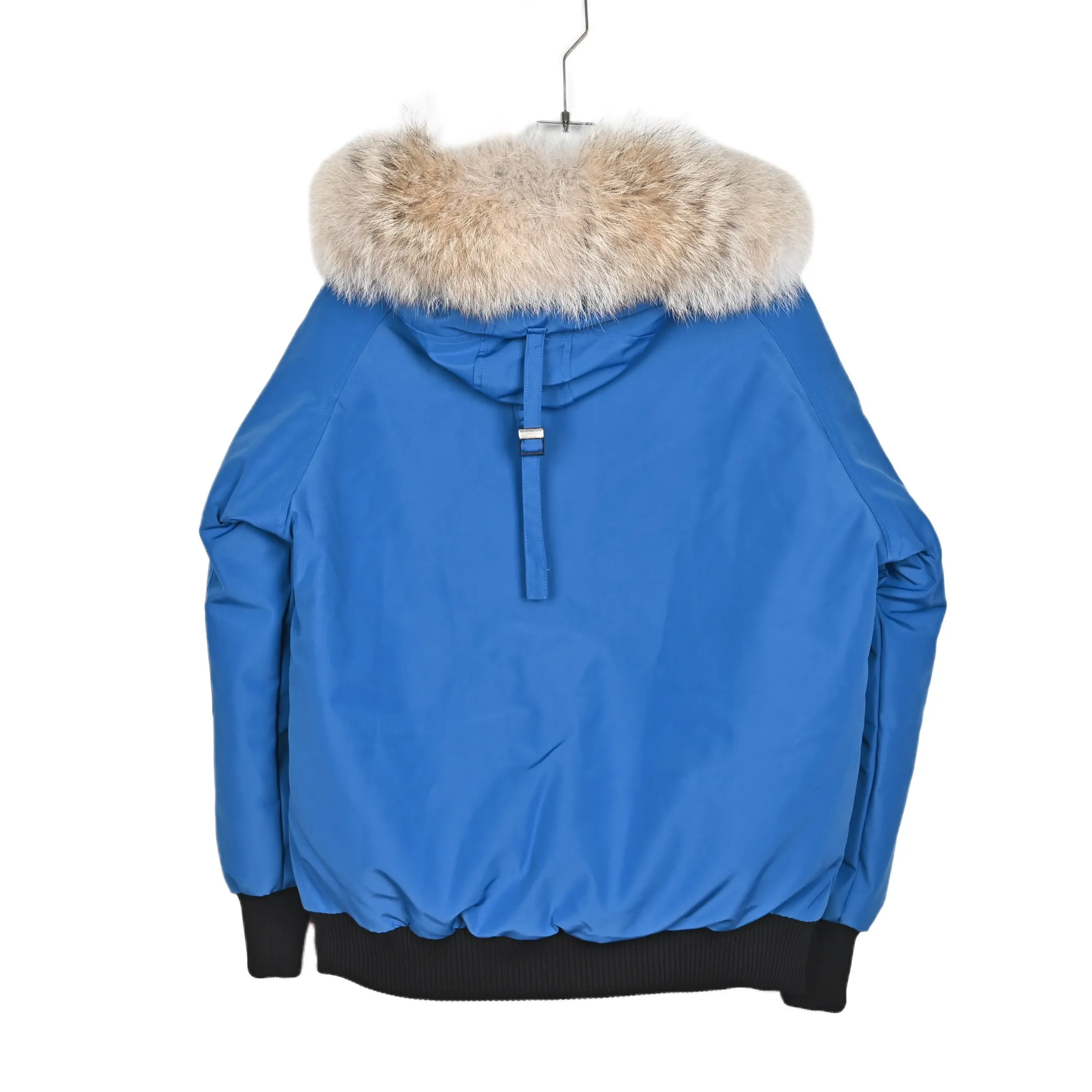 P720 𝐂𝐚𝐧𝐚𝐝𝐚 𝐆𝐨𝐨𝐬𝐞 𝐄𝐱𝐩𝐞𝐝𝐢𝐭𝐢𝐨𝐧 𝟕𝟗𝟗𝟗𝐌 Canada Goose Model 01 Short Down Jacket 🔝Product color: black, off-white, graphite gray, navy blue, sky blue 🔝Product size: XS S M L 2️⃣Exclusively customized 18-count fabrics with the same ZP. Using "Arctic Tech" fabric technology, the outer fabric is 84.5% polyester fiber and 15.5% cotton, the lining is 100% cotton fiber, and the padding is 100% polyester fiber. It is durable, waterproof, windproof, cold-resistant and warm. 3️⃣The lining is made of 40D Nylon AC oil-based glue, with level 5 single-dye fastness. The collar flannel is made of original high-density mercerized velvet, and the pocket fabric is made of elastic high-density polar fleece, which is soft and skin-friendly. The bile cloth is made of 330T polyester anti-velvet No. 7 needle to prevent lint from running away. If there is lint running away, it will be given away for free! 4️⃣The JUKI large-scale sewing machine imported from Japan is professional in stitching and seaming. It completely follows the original 106 stitches on the whole piece of clothing and is reinforced throughout. The length of each jujube follows the original one and is fixed at 1-1.1cm. The density and length are the same as the original one. 5️⃣Yoshida YKK original zipper, Y-shaped double hook Velcro, and the cuffs are made of custom thickened seamless threads. This year, high-elastic spandex gold thread is added to the cuff thread to increase elasticity and strength. From fabrics and gallbladders to buttons and drawstrings, all are custom-developed and authentic. 6️⃣The imported Tajima embroidery machine is used to customize the chest logo with thousands of needles. The pattern is full and three-dimensional, and it is infinitely close to the original product. 7. The fur collars are made from western coyote skins imported from Canada. We purchased 10,000 top-quality fur collars in the spring. The width of the fur collars is 14cm and the length is 55cm. This winter, the quality of the fur collars will be stable throughout the season, eliminating the uneven quality of fur collars in the middle and later stages! 7️⃣Packaging is in a three-dimensional handbag with cards included. It’s more impressive to give it away and keep it for yourself.
